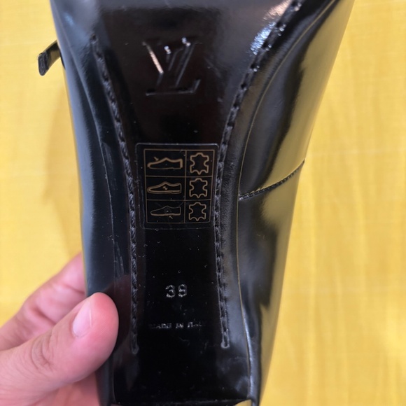 Louis Vuitton - Picture 5 of 8